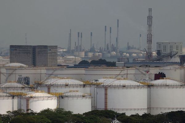 آکسیوس: اگر تنگه هرمز بسته بماند، قیمت نفت میتواند به بشکهای ۲۰۰ دلار برسد