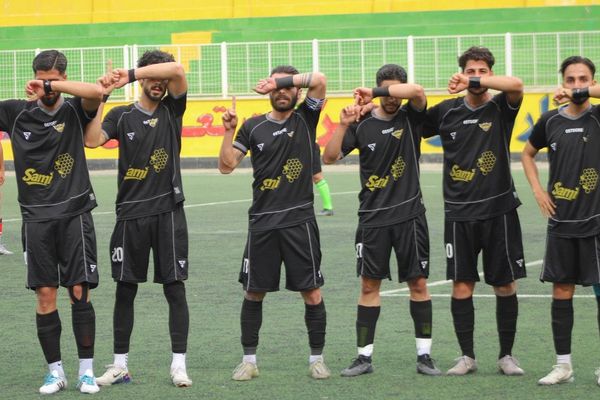 کنارهگیری یک تیم از مسابقات فوتبال در ایران به دلیل ممنوعیت پوشیدن «لباس و بازوبند مشکی»