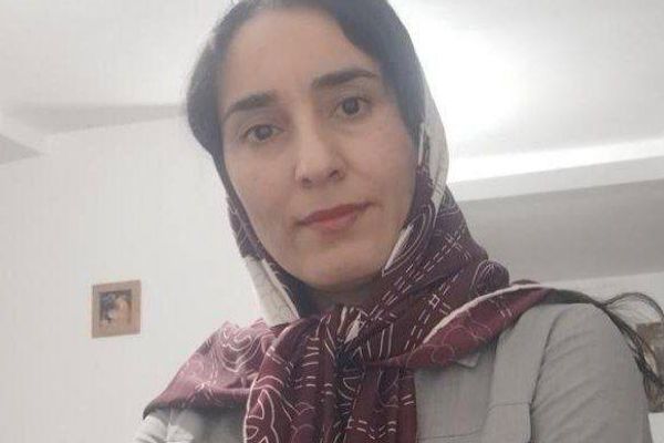 القاضي تجاهل الدفاع والأدلة.. الحكم على مُعلمة إيرانية بالسجن 15 عامًا بتهم سياسية ودينية