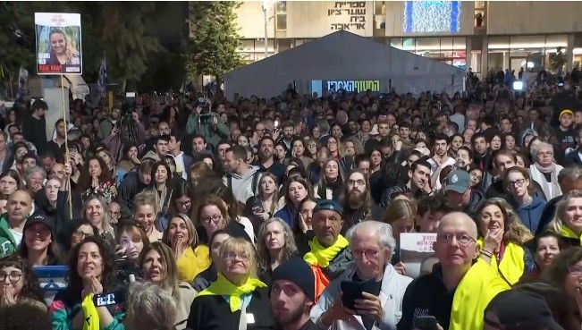 تجمع شهروندان اسرائیلی در میدان شهر تل‌آویو برای استقبال از سه زن گروگانی که یک‌شنبه آزاد می‌شوند