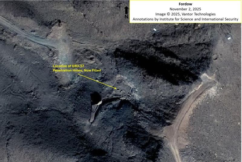 محل اصابت بمب سنگرشکن که حفره‌های ناشی از آن اکنون پُر شده‌اند - عکس از موسسه علوم و امنیت بین‌المللی