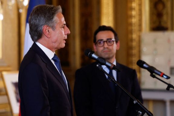 آنتونی بلینکن، وزیر امور خارجه آمریکا (سمت چپ) و استفان سژورنه، همتای فرانسوی او (سمت راست)، پاریس، ۲۹ شهریور