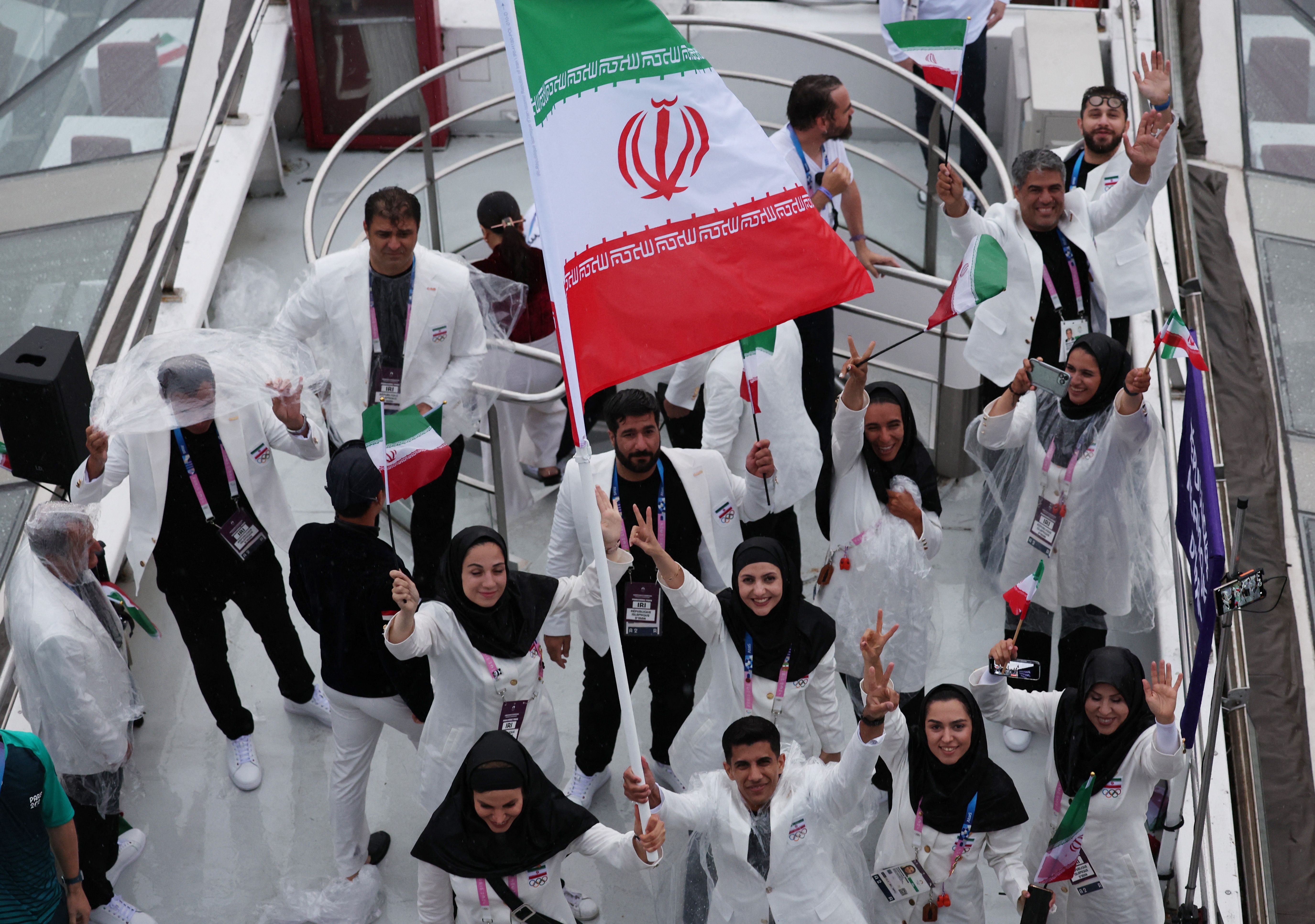  Iranian Olympic uniform mocked, compared to medical scrubs