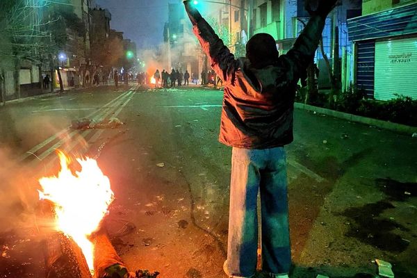 روایت مخاطبی از بازداشتش در اعتراضات: ما را به تجاوز تهدید میکردند