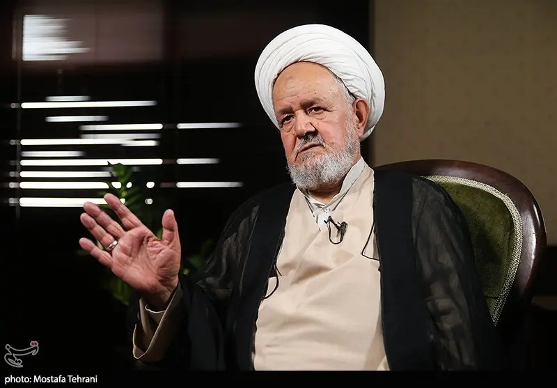 مسؤول بمكتب خامنئي يطالب الإيرانيين بالثقة في الإعلام الرسمي "فقط"