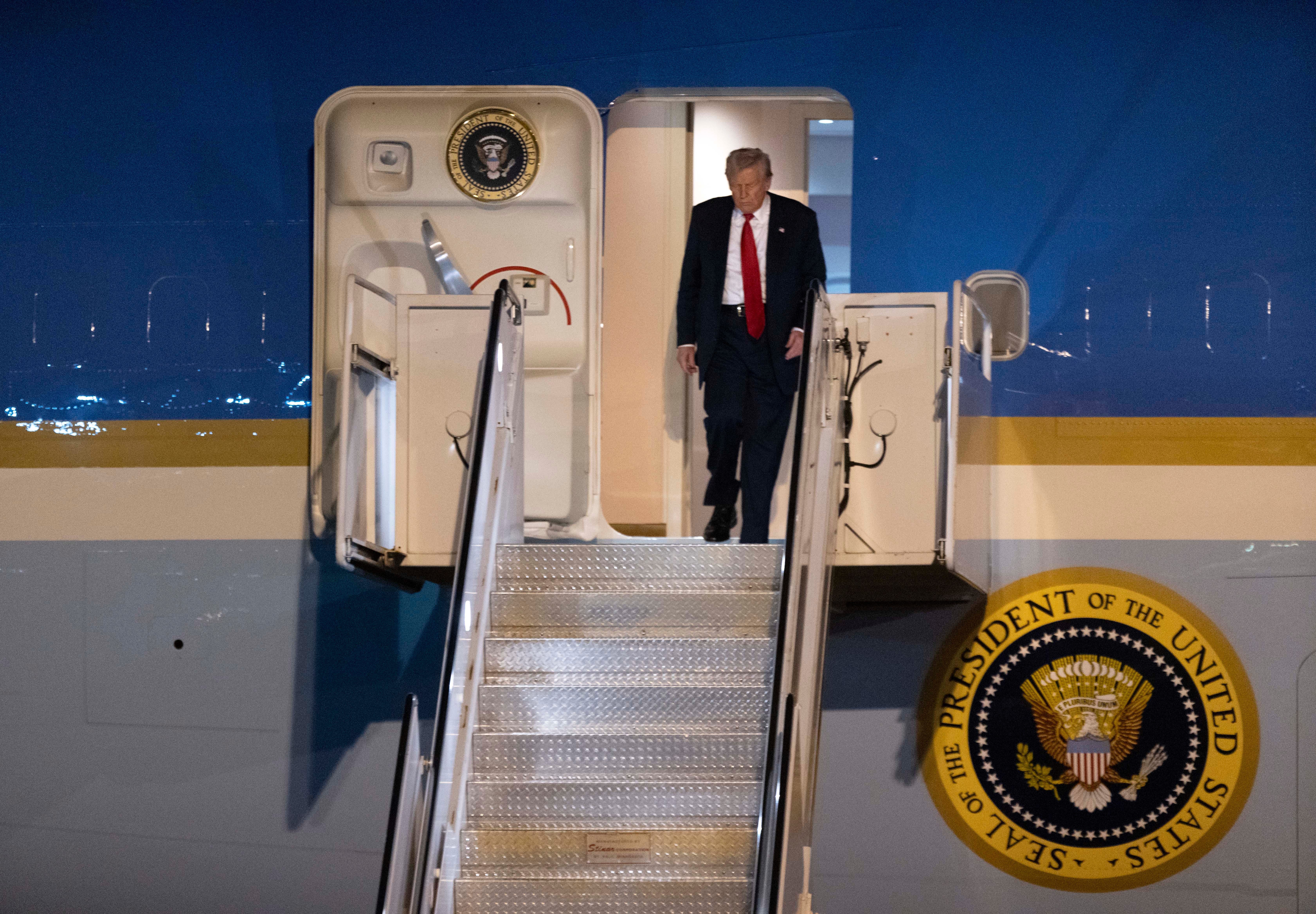 ترامپ: سه‌شنبه با پوتین گفت‌وگو می‌کنم