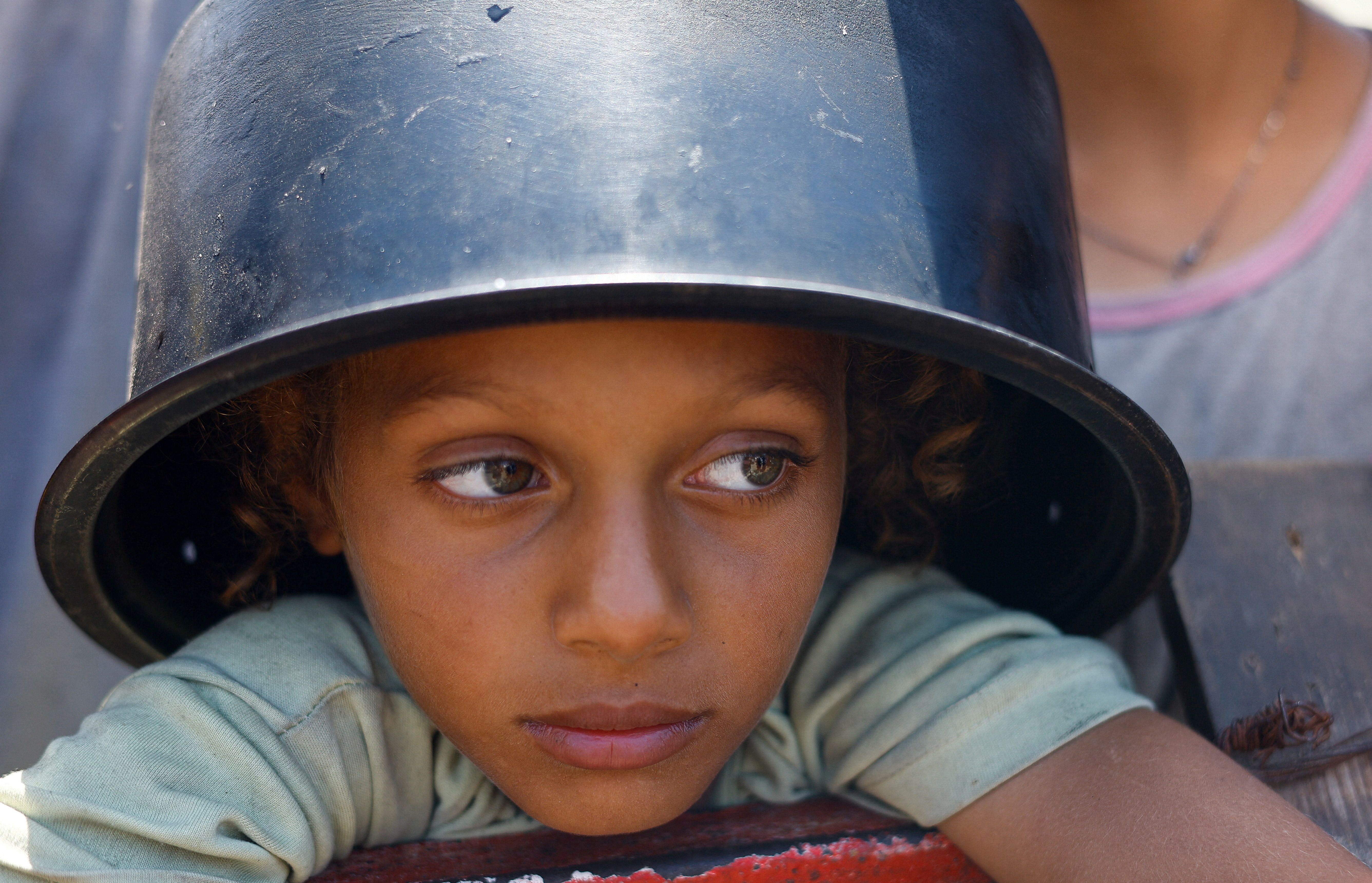 یک کودک فلسطینی در صف دریافت غذا، شهر غزه، ششم شهریور