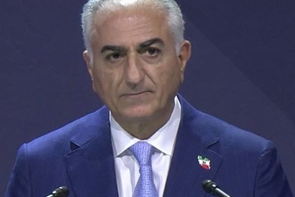 ولي عهد إيران السابق يرحب بقرار منتدى "دافوس" الاقتصادي العالمي إلغاء دعوة عراقجي