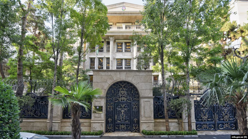 بعد فترة من توتر العلاقات.. سفارة أذربيجان تستأنف نشاطها في إيران