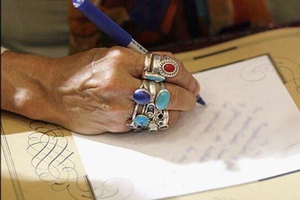 صحيفة إيرانية: تجارة "السحر على الإنترنت" تحقق ملايين التومانات