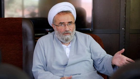 مدیر مسئول روزنامه جمهوری اسلامی: اقدامات رئیسی نمایشی و مانند دولت احمدینژاد است