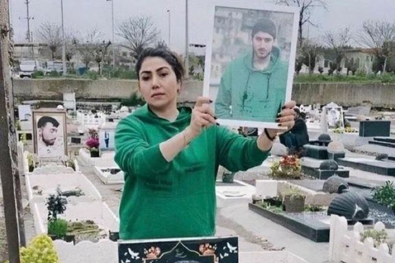 فرزانه برزهکار، مادر عرفان رضایی از کشتهشدگان خیزش انقلابی در مراسم جواد روحی بازداشت شد