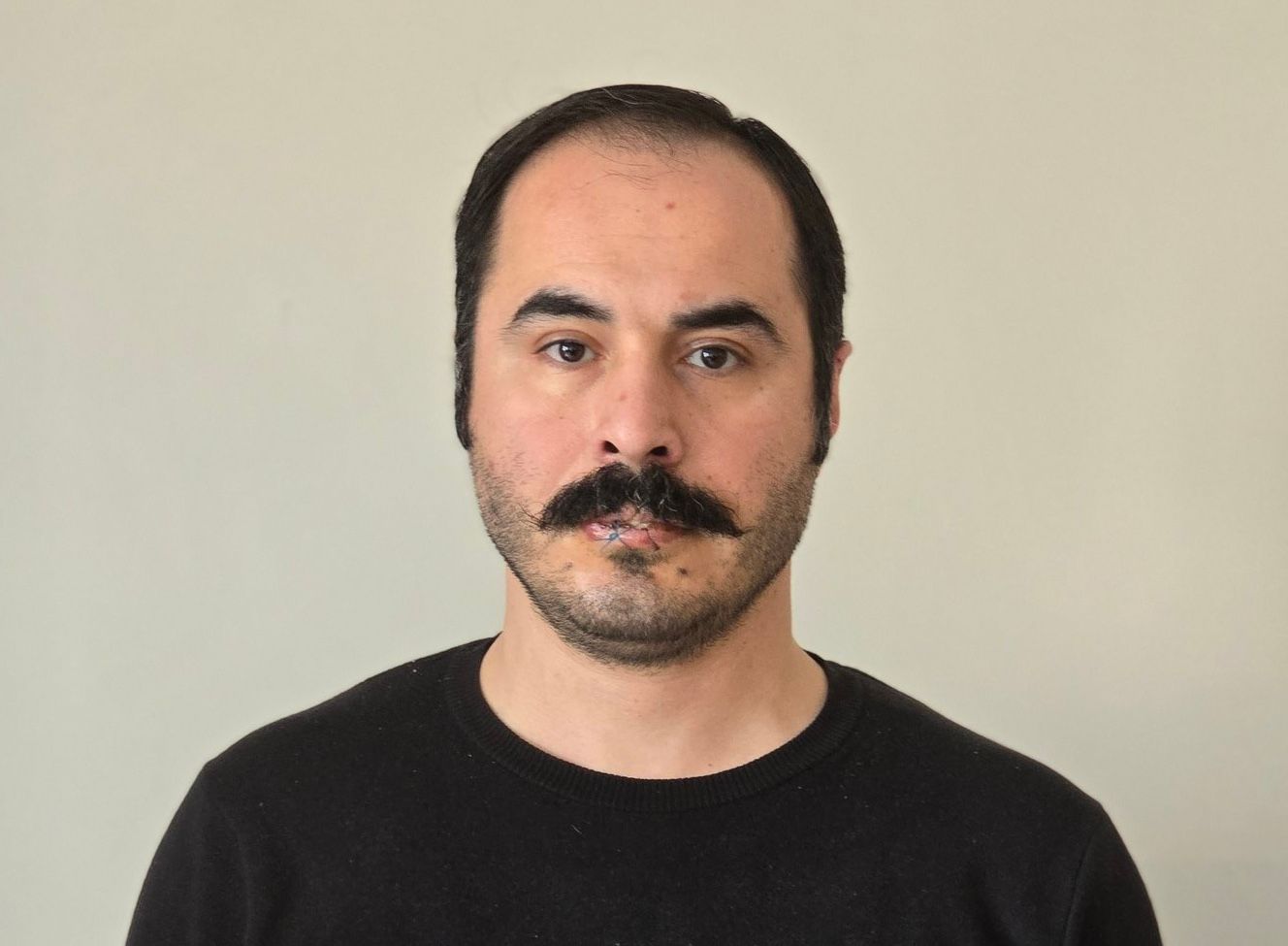 حسین رونقی می‌گوید ماموران امنیتی هنگام بازداشت، او را آزار جنسی داده‌اند