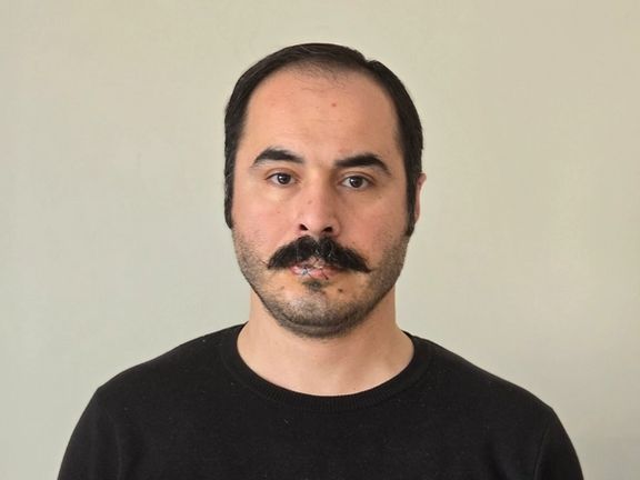 حسین رونقی میگوید ماموران امنیتی هنگام بازداشت، او را آزار جنسی دادهاند