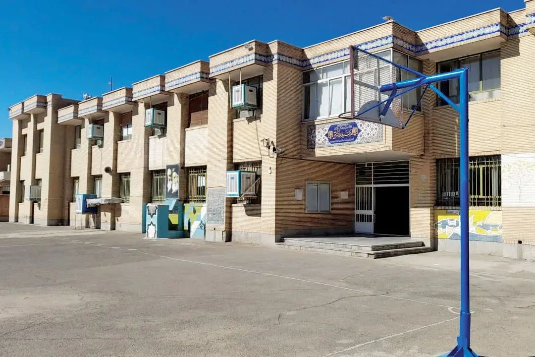 احضار والدین و تشکیل پرونده قضایی در پی اعتراض به کمبود فضای آموزشی در هنرستان شهر انار