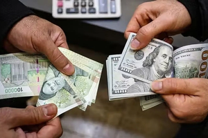 الدولار يقترب من 270 ألف تومان.. أسعار العُملات والذهب تواصل قفزاتها القياسية في إيران