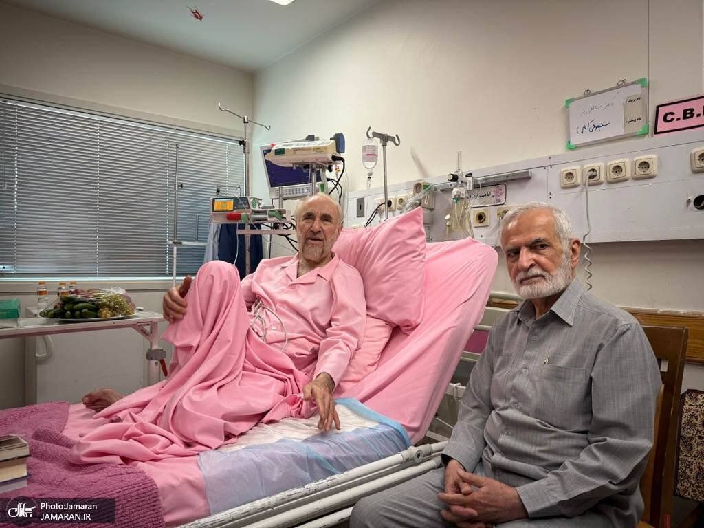 وزارت بهداشت: رنگ صورتی لباس خاتمی به خاطر سیاست مدیریتی بیمارستان بود