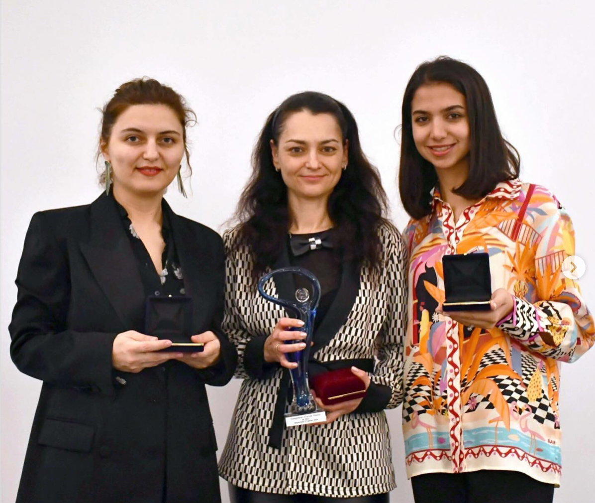 سارا خادم‌الشریعه، مدال خود را به نیلوفر حامدی و الهه محمدی تقدیم کرد