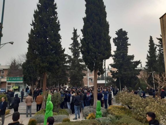 دعوات طلابية في إيران لمواصلة الاحتجاجات على مقتل أمير محمد خالقي