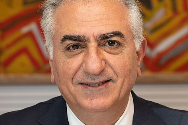 شاهزاده رضا پهلوی: آیین چهارشنبهسوری را در کوچهها و محلههایتان بر پا کنید