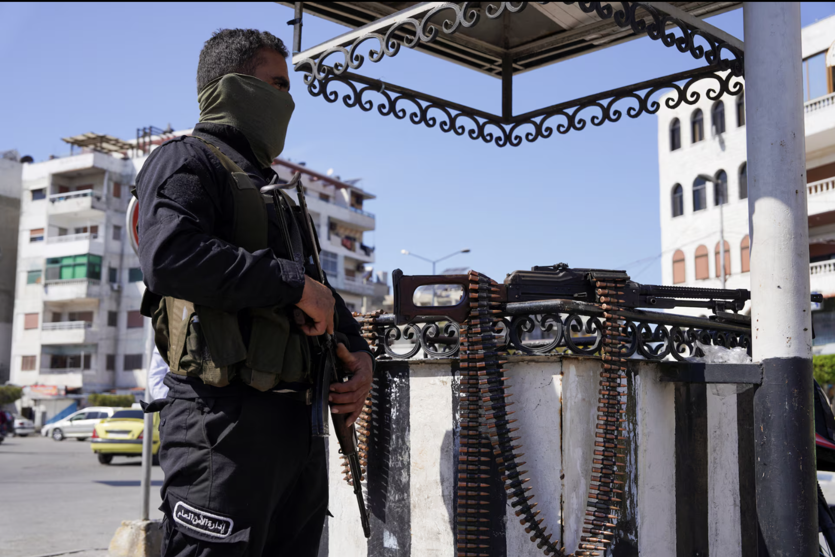 نیروهای امنیتی حکومت سوریه در ورودی شهر لاذقیه، ۲۰ اسفند