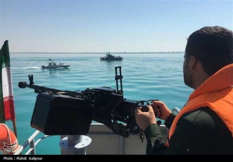 رژه شناورهای سپاه پاسداران پس از استقرار بمب‌افکن‌های بی‌٢ آمریکا در پایگاه اقیانوس هند