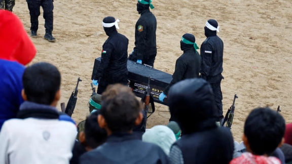 کانال ۱۱ اسرائیل: حماس داخل تابوت اجساد گروگانها اقلام تبلیغاتی گذاشته بود