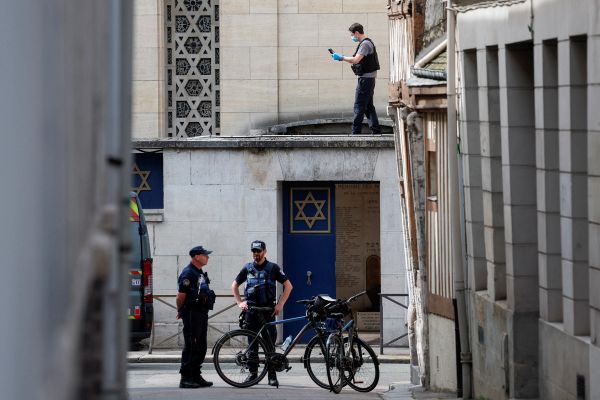 اعتقال زوجين في فرنسا بتهمة التخطيط لاستهداف اليهود في أوروبا بدعم إيراني