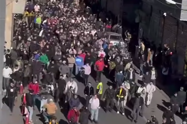 احتجاجات التجار تمتد إلى مناطق مختلفة في طهران ومدن أخرى والقمع الأمني يواجه المحتجين