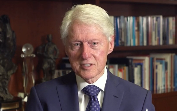 بیل کلینتون: مبارزه مردم ایران فراتر از مخالفت با روسری و برای حقوق اولیه است