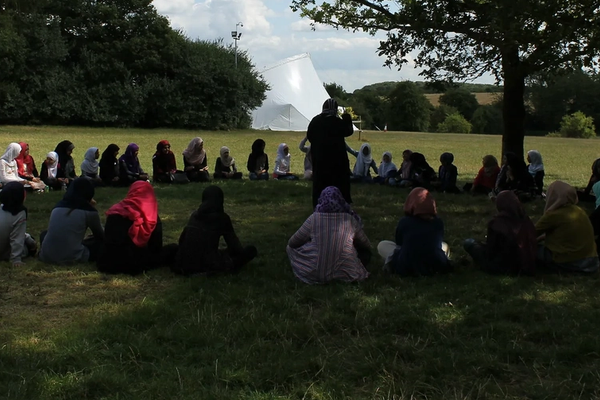 دعوات في بريطانيا لإلغاء معسكر صيفي للأطفال تنظمه جماعة مرتبطة بالنظام الإيراني