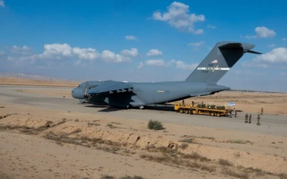 سربازان آمریکایی در حال تخلیه محموله یک هواپیمای ترابری ارتش آمریکا در پایگاه نواتیم در جنوب اسرائیل