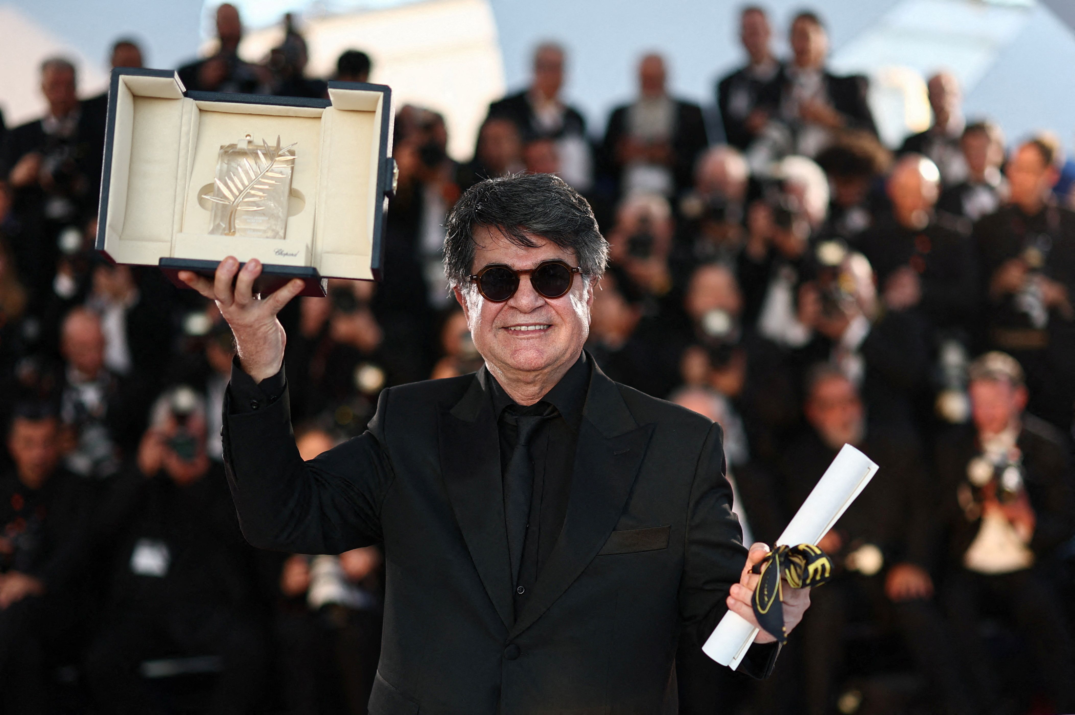 جعفر پناهی پس از دریافت نخل طلای جشنواره کن: امیدوارم هر چه زودتر در ایران به آزادی برسیم