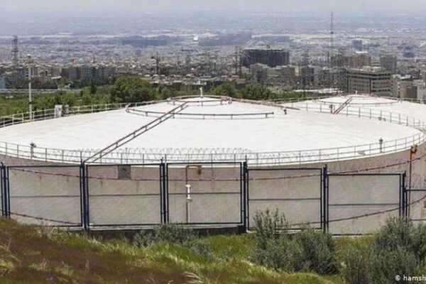 بلومبرغ ووول ستريت جورنال: تخزين النفط في إيران يواجه أزمة حادة بعد"تقييد موانئها" بحريًا