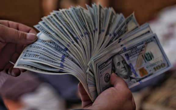 نماینده پارلمان عراق: گروههایی از طریق شرکتهای صوری از عراق دلار به ایران قاچاق میکنند