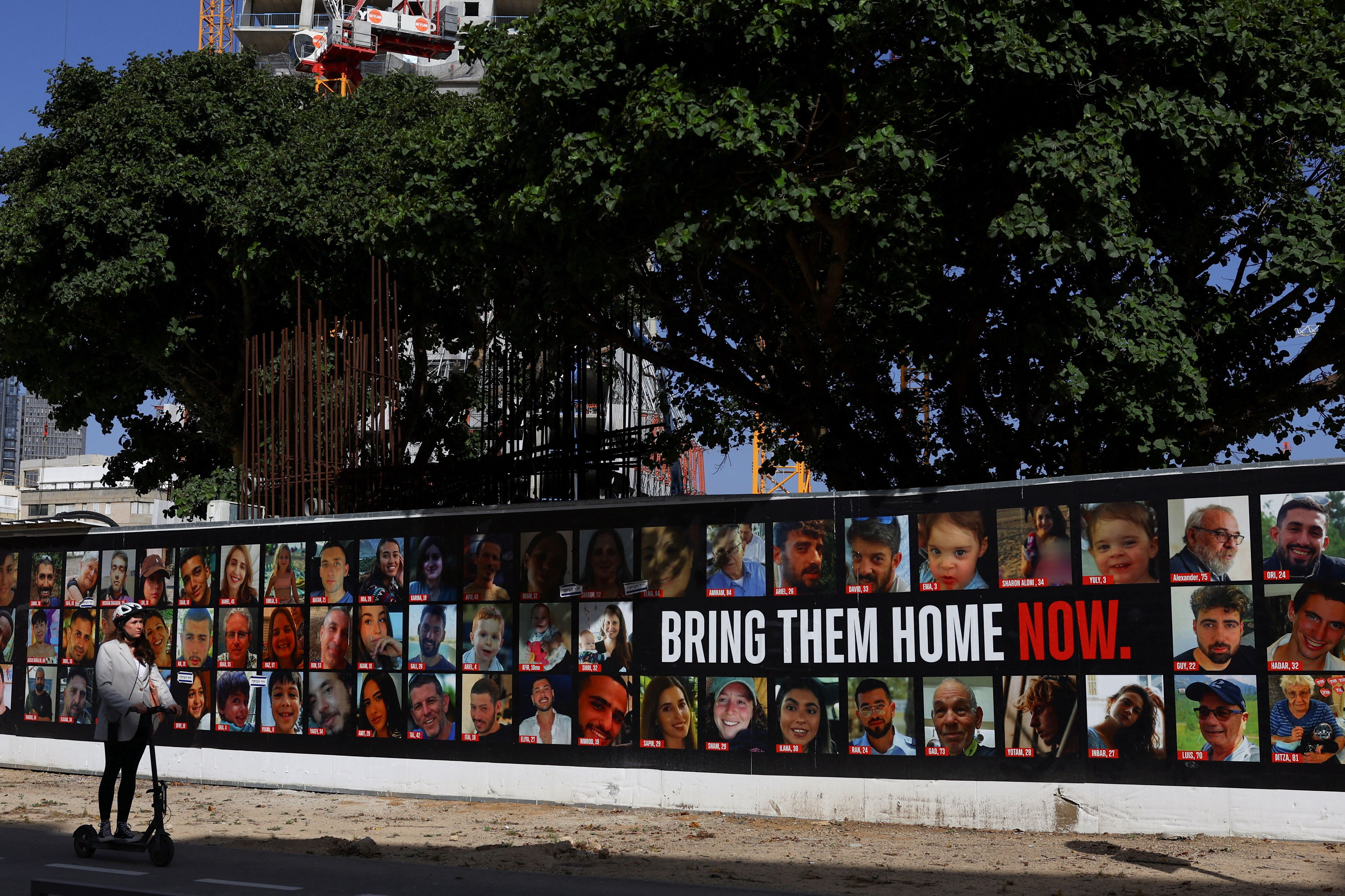 تصاویر گروگان‌های در بند حماس بر روی دیواری در تل‌آویو، یک‌شنبه دوم اردیبهشت