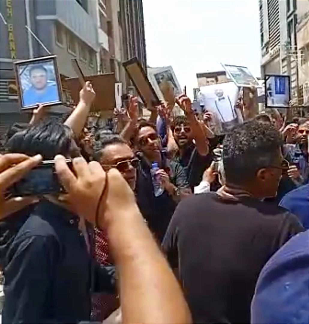 یک سال پس از فاجعه متروپل آبادان؛ شهروندان مقابل بقایای برج فروریخته تجمع و سوگواری کردند