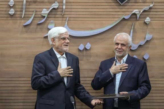 رییس برکنار شده بنیاد شهید در کنار محمدرضا عارف