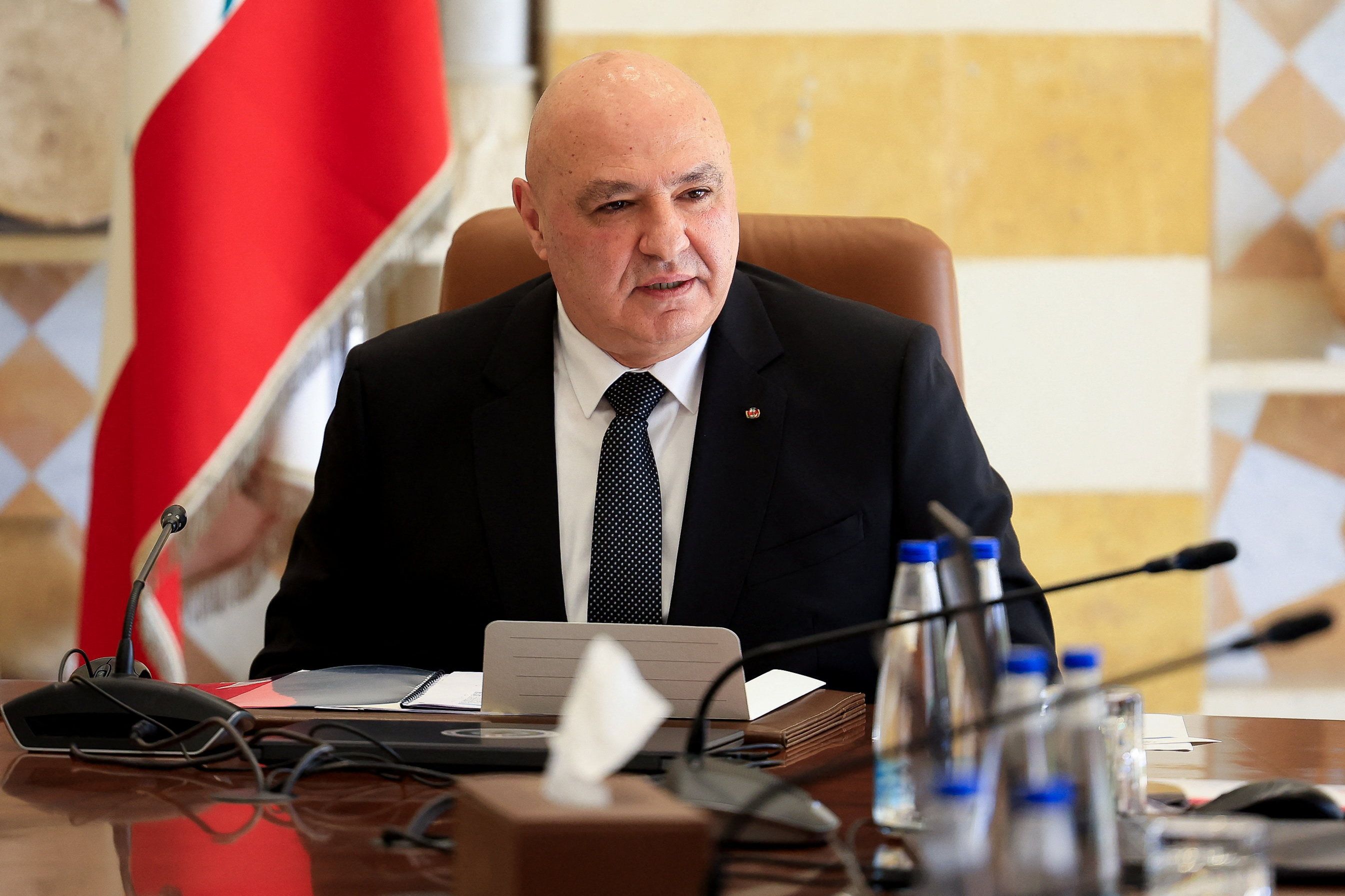 عون در دیدار با فرمانده سنتکام خواستار فشار بر اسرائیل برای عقب‌نشینی از جنوب لبنان شد