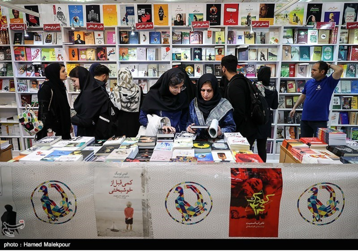 إيران تحول معرض طهران للكتاب إلى "ساحة معركة" لقمع النساء غير المحجبات