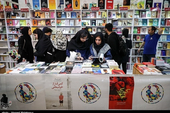 إيران تحول معرض طهران للكتاب إلى "ساحة معركة" لقمع النساء غير المحجبات
