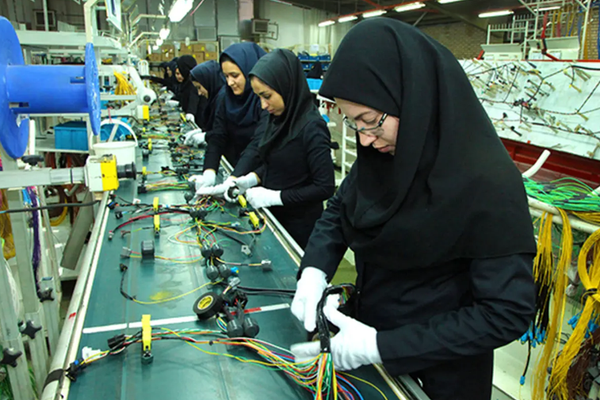 "الوردية الثانية" في المنزل.. مسؤولية مضاعفة على عاتق النساء العاملات في إيران