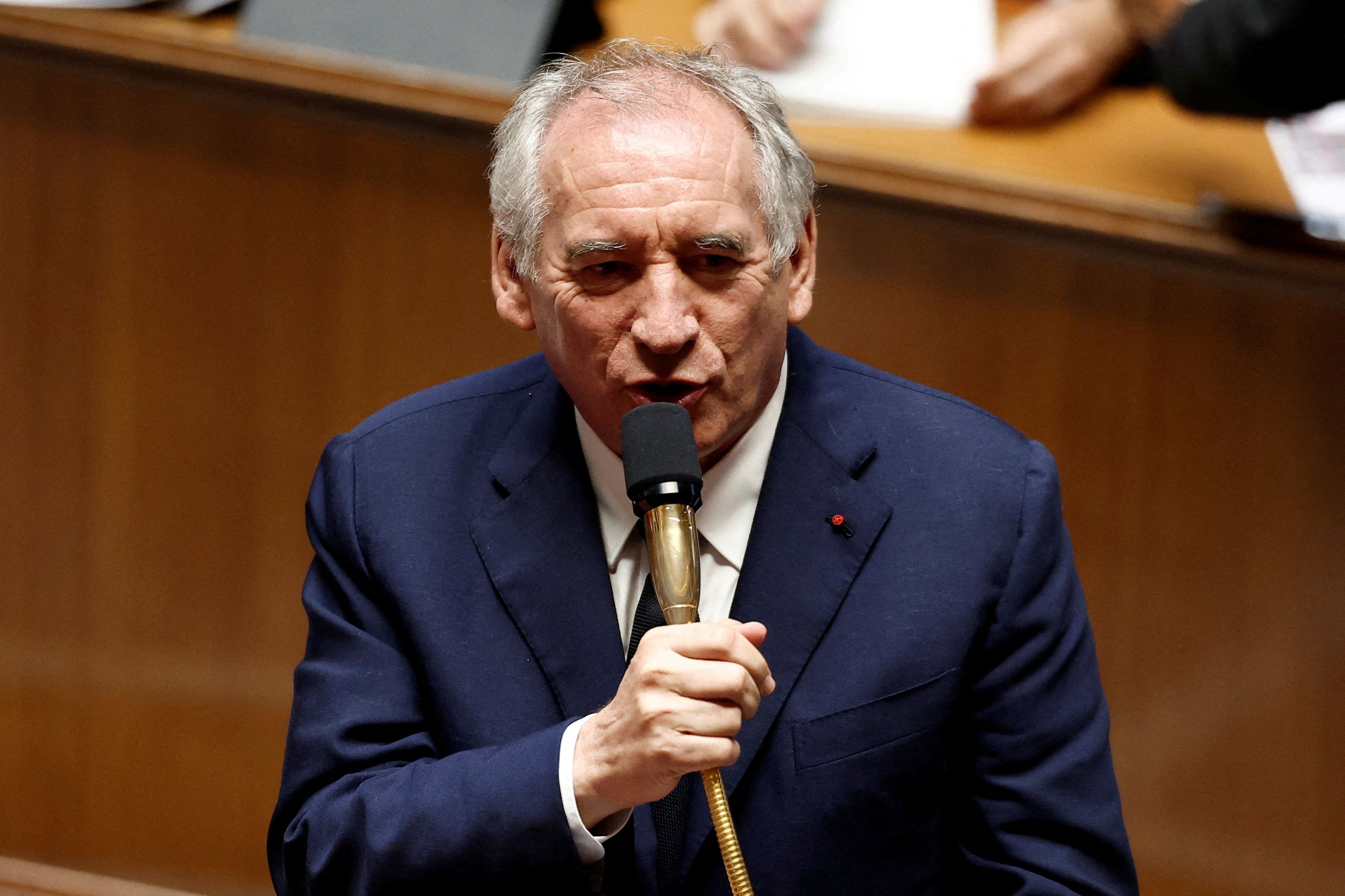 نخست‌وزیر فرانسه پس از اختلافات میان احزاب بر سر مهار بدهی دولت برکنار شد