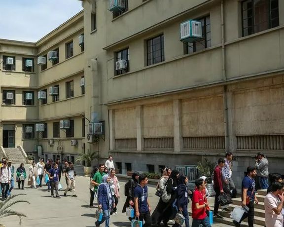 بسبب تردي الأوضاع وبتشجيع من عائلاتهم.. الطلاب المتفوقون يعتزمون "مغادرة" إيران