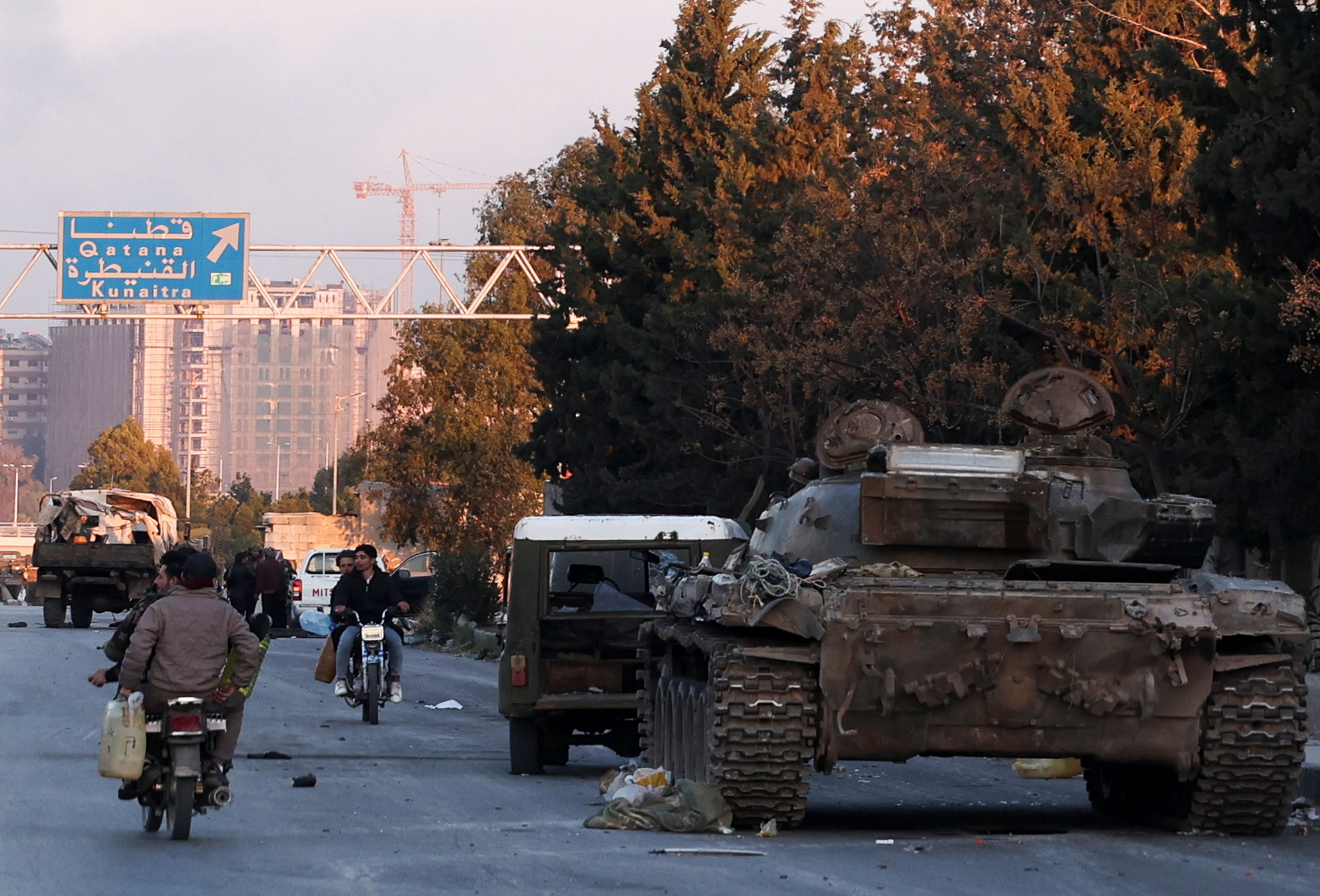 تانک و خودروهای نظامی در یکی از خیابان‌های دمشق پس از سقوط حکومت بشار اسد، ۱۸ آذر