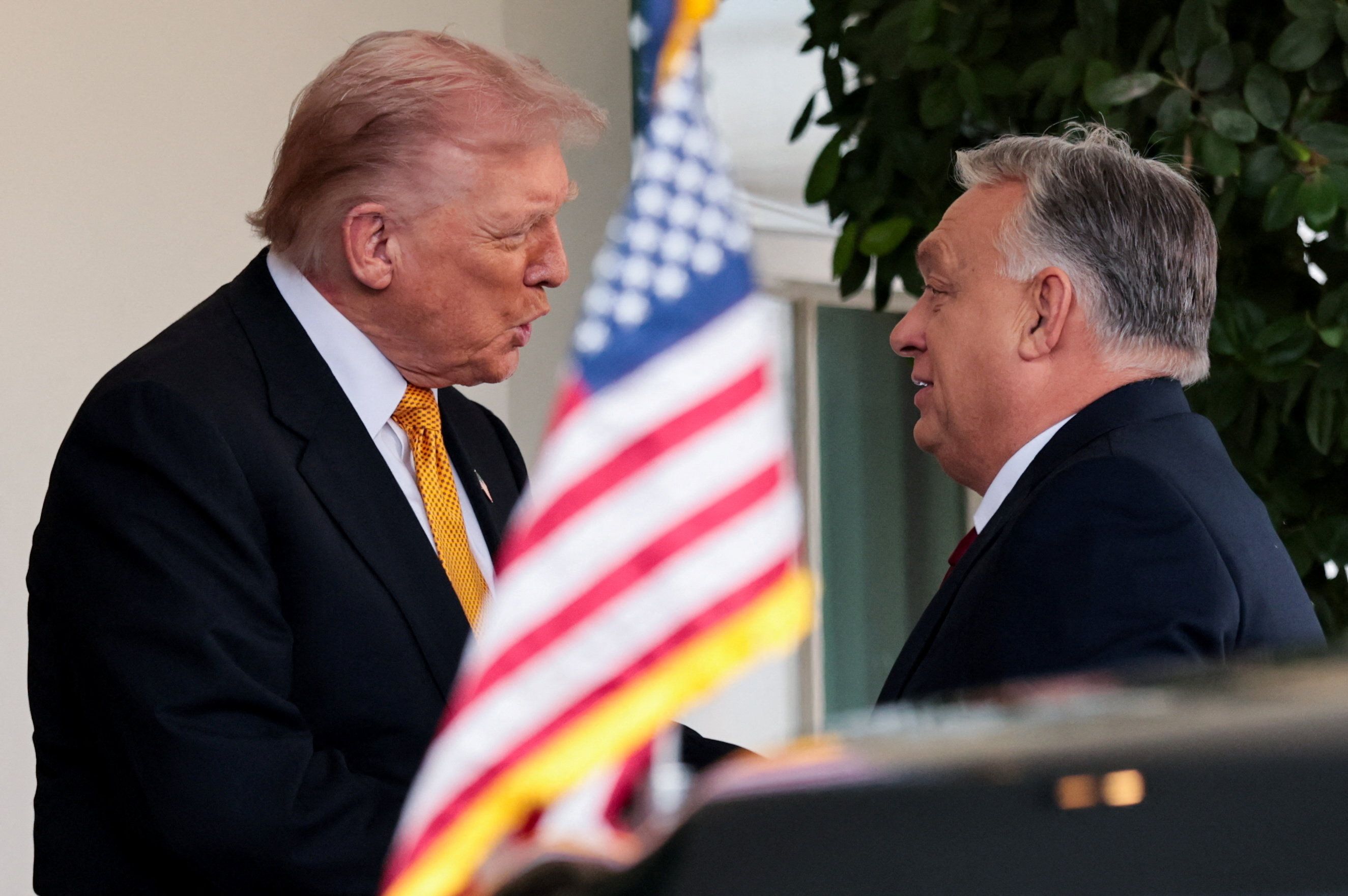 روایت متناقض آمریکا و مجارستان درباره معافیت بوداپست از تحریم‌های نفت و گاز روسیه