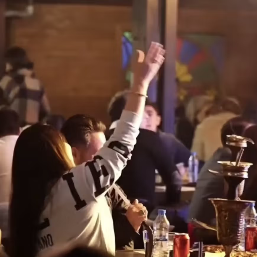 الحياة الليلية في طهران.. عالم خفي من الرقص والمشروبات والتحدي