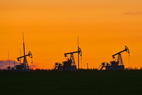 در پی تایید برگزاری مذاکره میان آمریکا و ایران قیمت نفت کاهش یافت