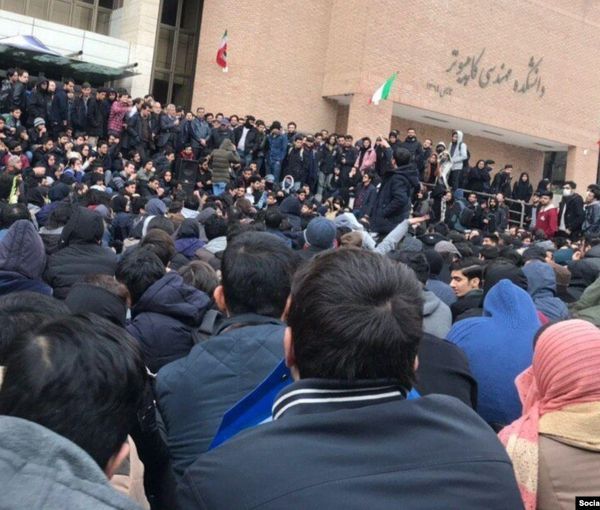 "أساتذة الجامعات" في إيران ينددون بتدخلات الأجهزة الأمنية والاستخباراتية