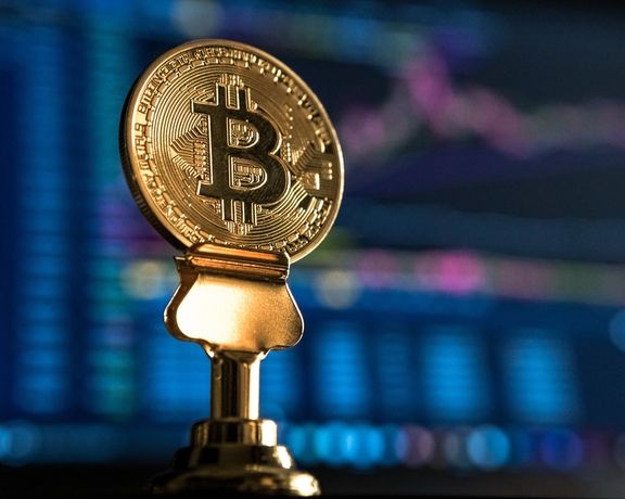 گروه گلدمن ساکس: احتمالا قیمت بیتکوین با تداوم گرفتن بازار طلا، به ۱۰۰ هزار دلار برسد